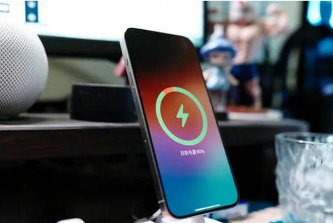 屯城镇苹果15换屏服务分享用什么充电器给iPhone15充电更好 